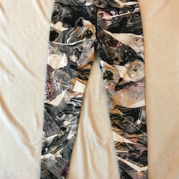🚨🚨 SOLD 🚨🚨 Marble athletic leggings - Picture 7 of 7